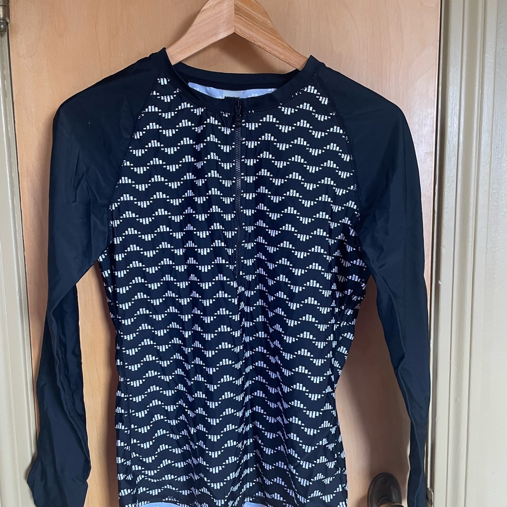 Old Navy Black and White Half Zip Rash Guard Medium Long Sleeve